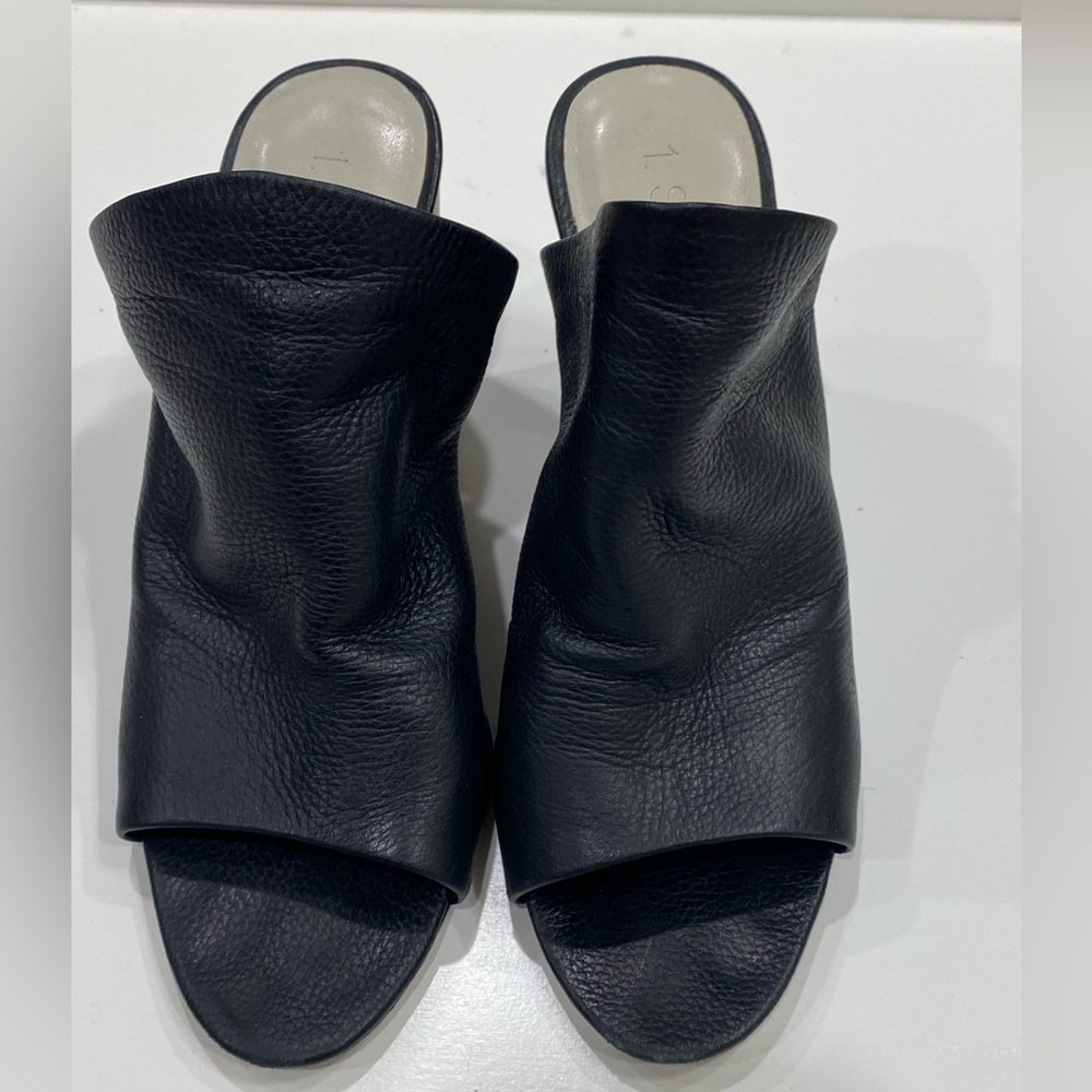 1 Sate black leather heels. Size 8